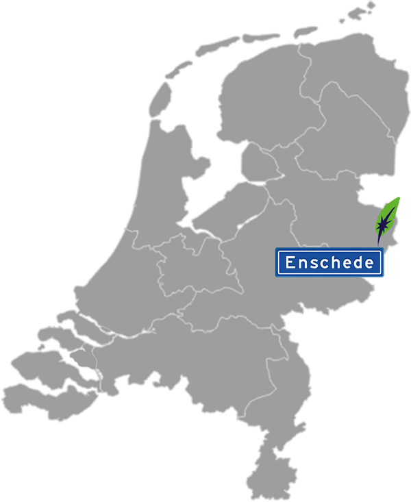 Grijze kaart van Nederland met Enschede aangegeven voor maatwerk taalcursus Engels zakelijk - blauw plaatsnaambord met witte letters en Dagnall veer - transparante achtergrond - 600 * 733 pixels